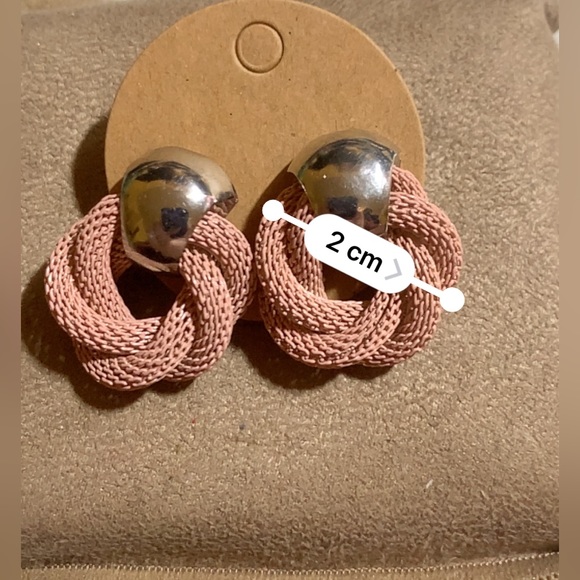 ⭐️2/$10⭐️ Pink and silver Twisted knot earrings-BRAND NEW - Picture 4 of 4